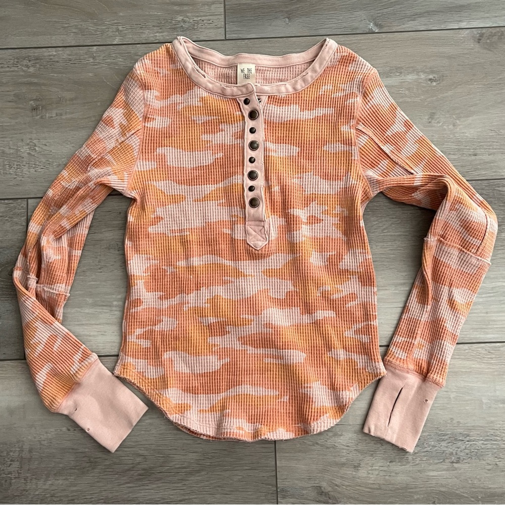 Free People We the Free Pink Camo Thermal Henley with Thumb Holes Size XS